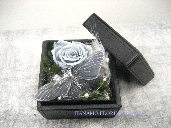 PRES003 Preserved Silver Roses in a black faux leather box